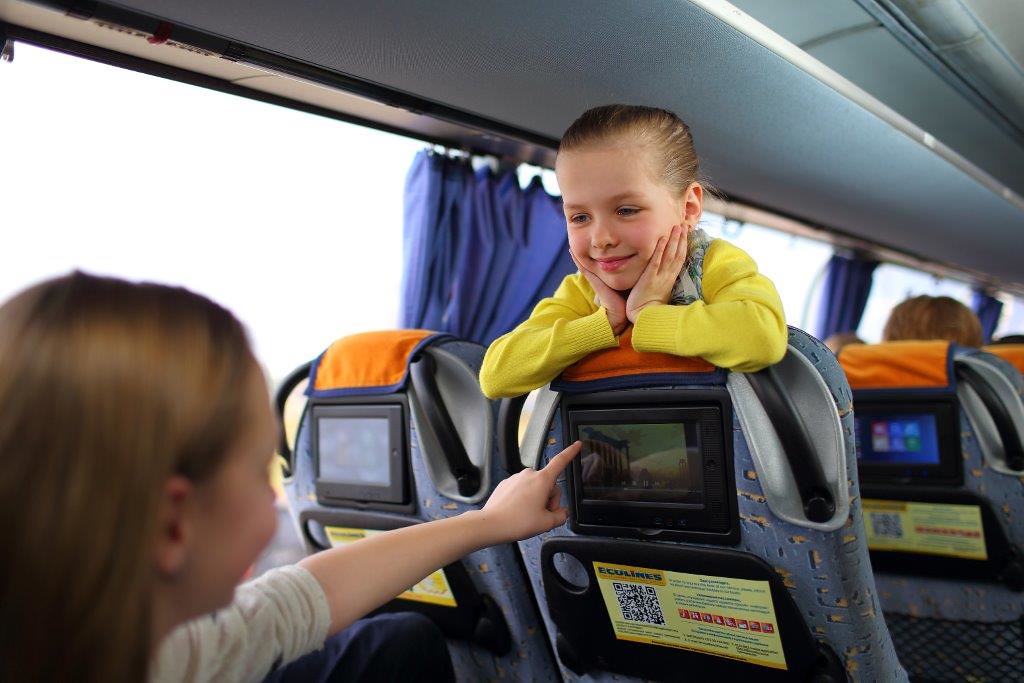 группа детей в автобусе